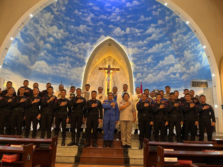 Personel Brimob Polda Sumut Ikuti Perayaan Ekaristi dan Pelantikan OCI di Gereja Katedral Medan