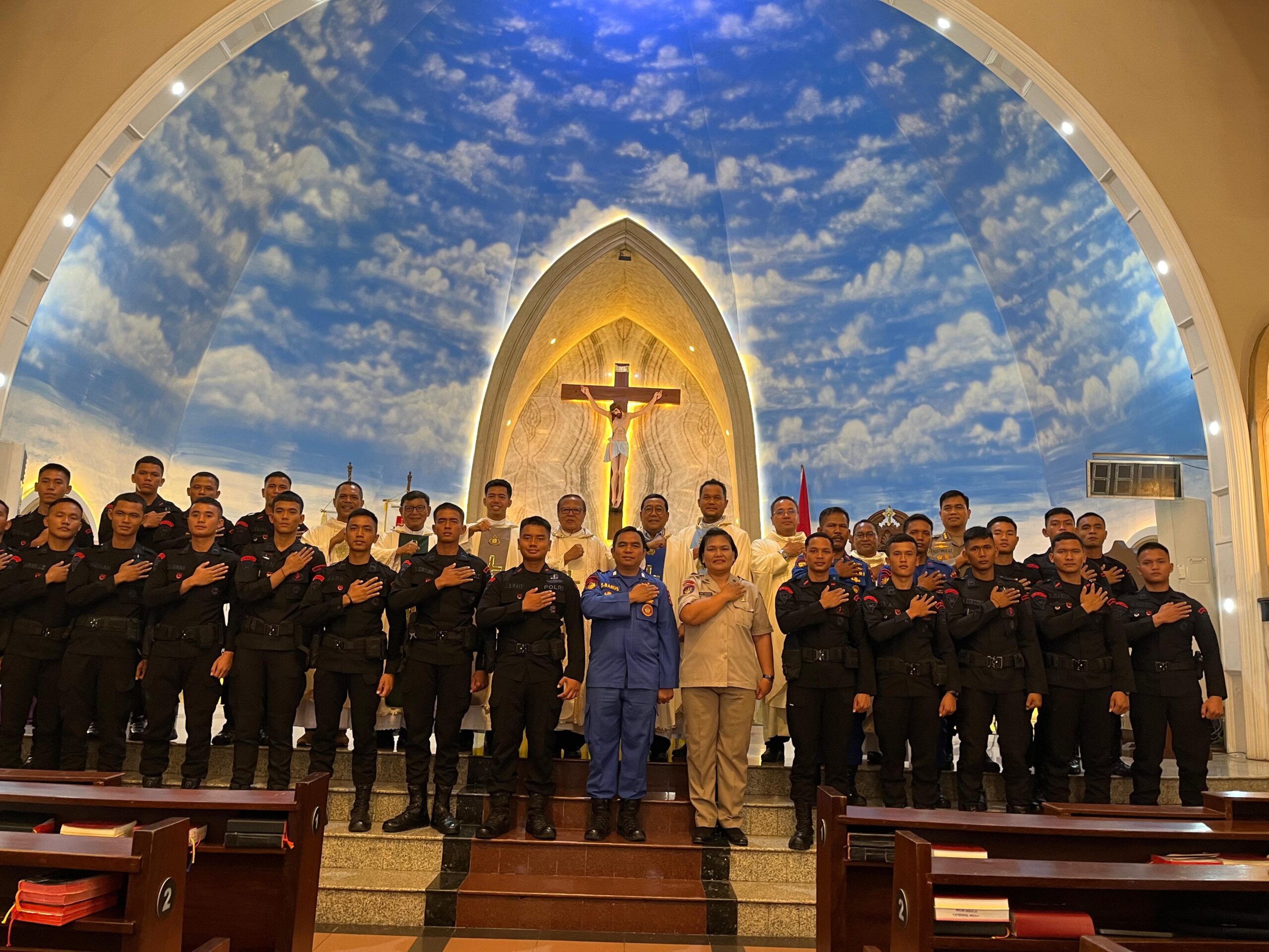 Personel Brimob Polda Sumut Ikuti Perayaan Ekaristi dan Pelantikan OCI di Gereja Katedral Medan Personel Brimob Polda Sumut Ikuti Perayaan Ekaristi dan Pelantikan OCI di Gereja Katedral Medan