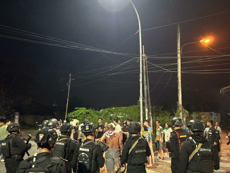 Patroli Gabungan Brimob dan Polres Belawan Tegakkan Kamtibmas di Tengah Malam Patroli Gabungan Brimob dan Polres Belawan Tegakkan Kamtibmas di Tengah Malam
