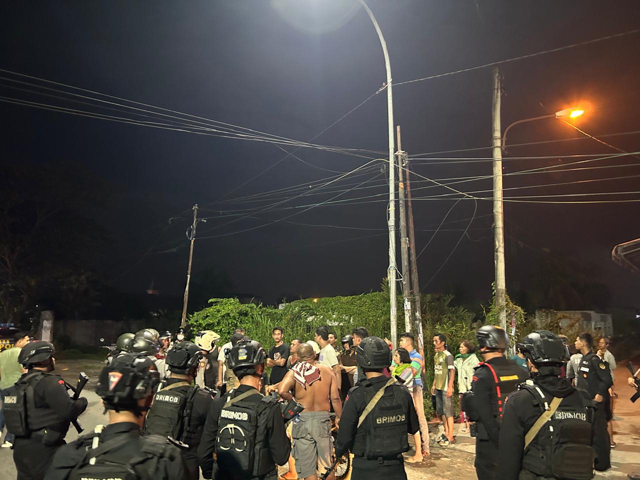Patroli Gabungan Brimob dan Polres Belawan Tegakkan Kamtibmas di Tengah Malam Patroli Gabungan Brimob dan Polres Belawan Tegakkan Kamtibmas di Tengah Malam