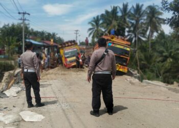 Polsek Tanah Jawa Lakukan Pengamanan dan Pengaturan Lalulintas di Lokasi Perbaikan Jalan Hatonduhan