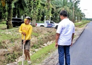 Bupati Simalungun Radiapoh Tinjau Perbaikan Jalan Penghubung Jawa Maraja Bah Jambi - Simpang Nagojor