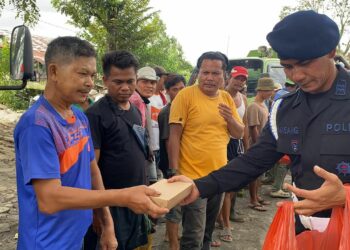 Brimob Sumut Bagikan Makan Siang di TPA Sampah Tanjung Pinggir, Kota Pematang Siantar