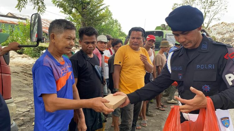 Brimob Sumut Bagikan Makan Siang di TPA Sampah Tanjung Pinggir, Kota Pematang Siantar