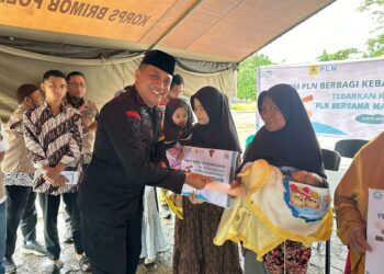 Personel Brimob Polda Sumut dan YBM PLN Bersinergi Tebarkan Kebahagiaan di Gunungsitoli 