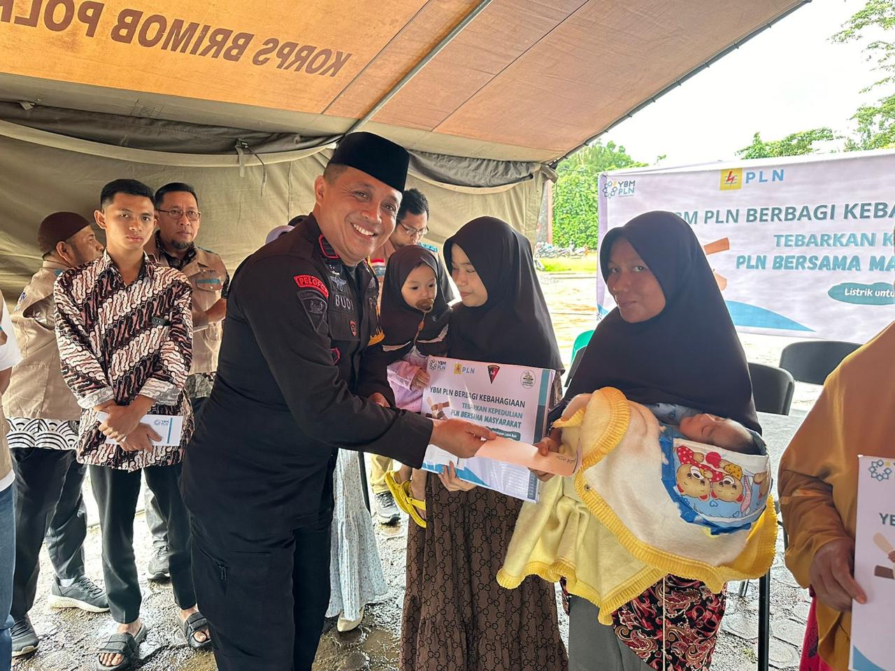 Personel Brimob Polda Sumut dan YBM PLN Bersinergi Tebarkan Kebahagiaan di Gunungsitoli 