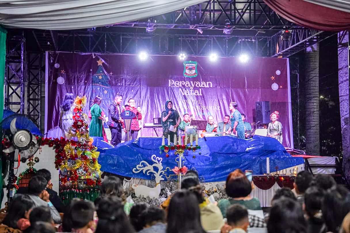Wali Kota Pematangsiantar dr Susanti: "Kiranya Damai Natal Senantiasa Memberi Sukacita Pada Kita Sekalian" Wali Kota Pematangsiantar dr Susanti: "Kiranya Damai Natal Senantiasa Memberi Sukacita Pada Kita Sekalian"