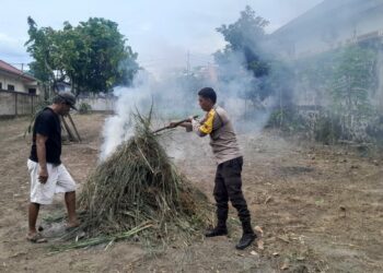 Dukung Ketahanan Pangan, Bhabinkamtibmas Kelurahan Toba Dorong Warga Bersihkan Lahan Kosong