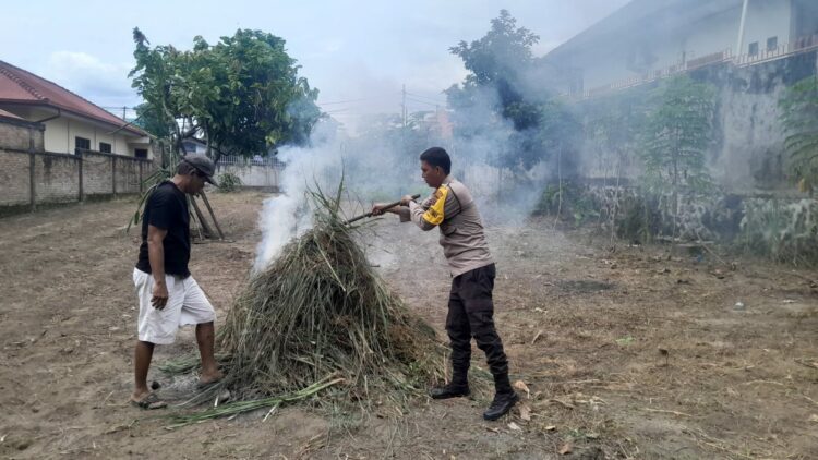 Dukung Ketahanan Pangan, Bhabinkamtibmas Kelurahan Toba Dorong Warga Bersihkan Lahan Kosong