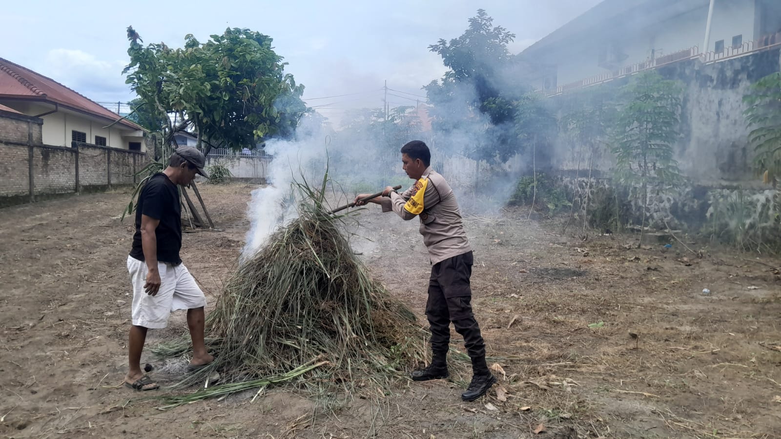 Dukung Ketahanan Pangan, Bhabinkamtibmas Kelurahan Toba Dorong Warga Bersihkan Lahan Kosong Dukung Ketahanan Pangan, Bhabinkamtibmas Kelurahan Toba Dorong Warga Bersihkan Lahan Kosong