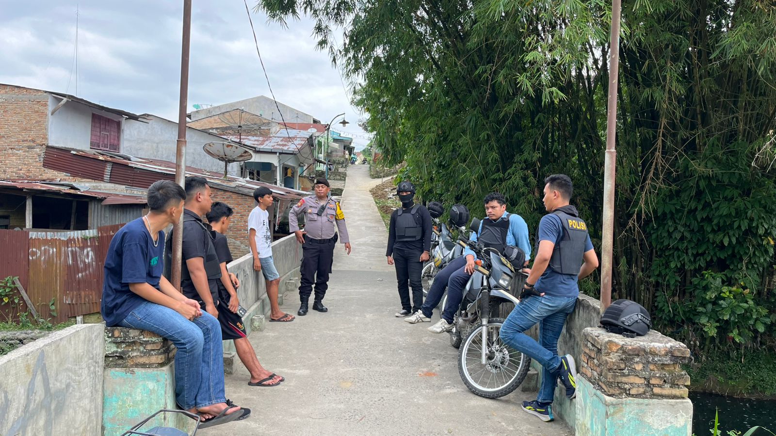 Satuan Samapta Polres Pematangsiantar Patroli Dialogis di Gang Bajigur Satuan Samapta Polres Pematangsiantar Patroli Dialogis di Gang Bajigur