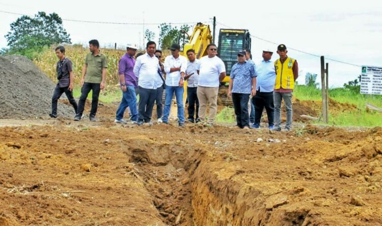 Bupati Simalungun Radiapoh Meninjau Progres Pembangunan Stadion Mini Pematang Raya