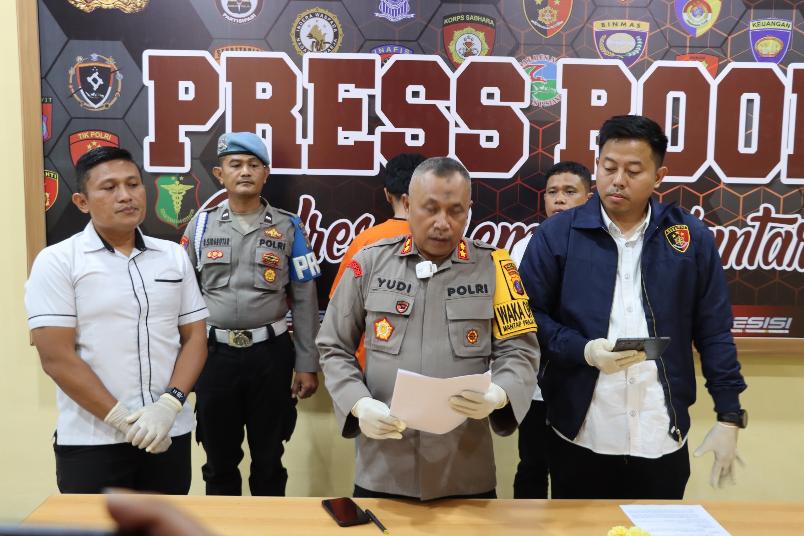 Polres Pematangsiantar Gelar Konferensi Pers Perkara Tindak Pidana Penganiayaan Yang Menyebabkan Matinya Orang Polres Pematangsiantar Gelar Konferensi Pers Perkara Tindak Pidana Penganiayaan Yang Menyebabkan Matinya Orang