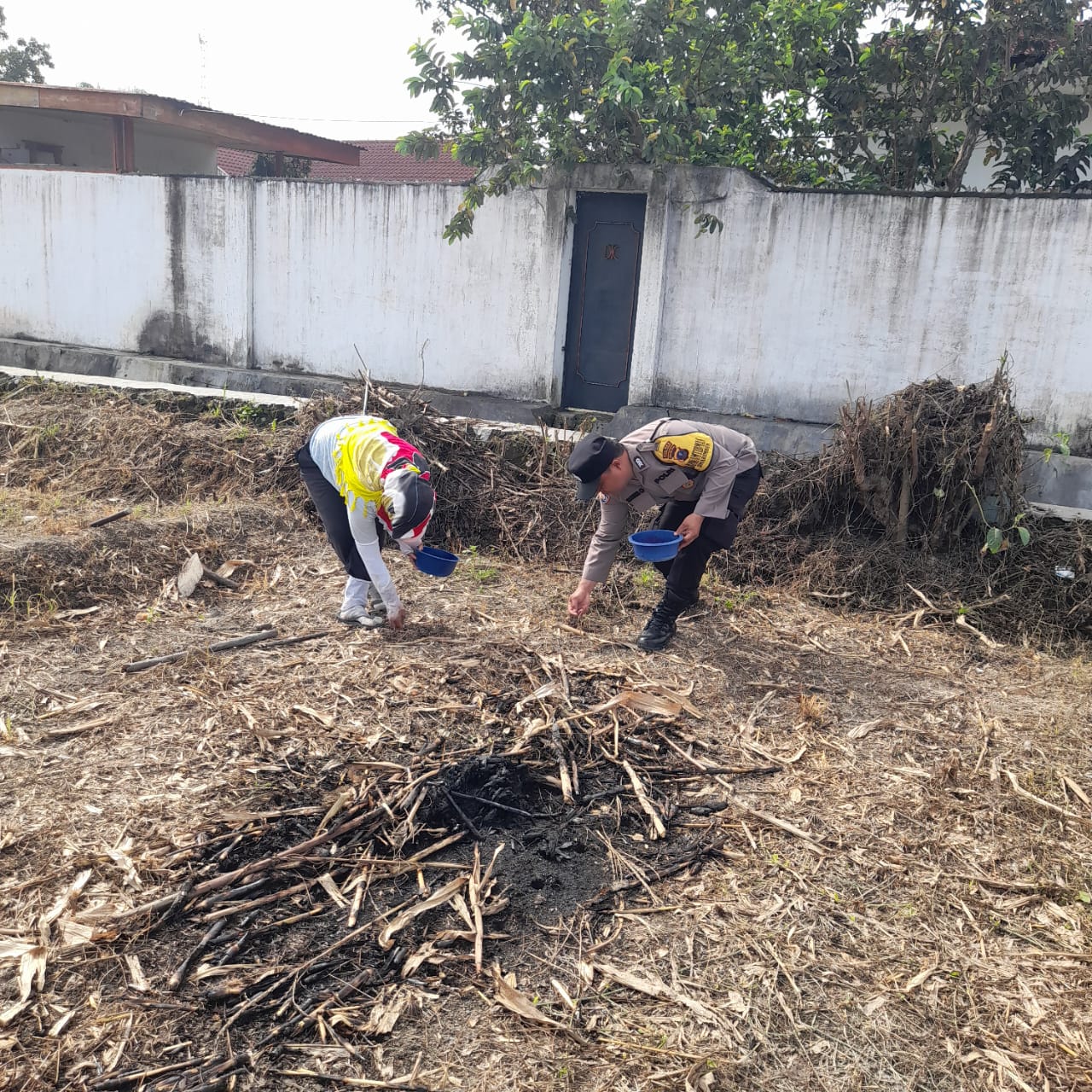 Bhabinkamtibmas Polsek Siantar Marihat Sambangi Warga Binaan, Memanfaatkan Lahan Kosong Bhabinkamtibmas Polsek Siantar Marihat Sambangi Warga Binaan, Memanfaatkan Lahan Kosong