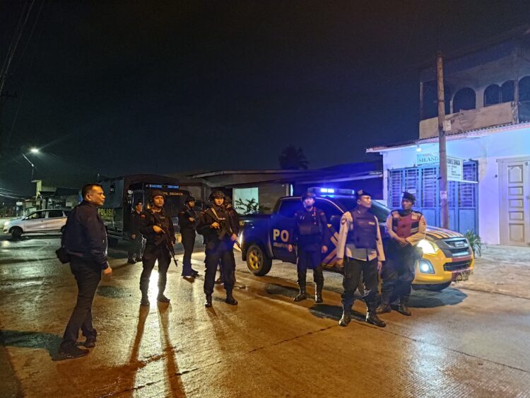 Ciptakan Situasi Kondusif, Brimob Polda Sumut dan Polres Belawan Gelar Patroli Malam 