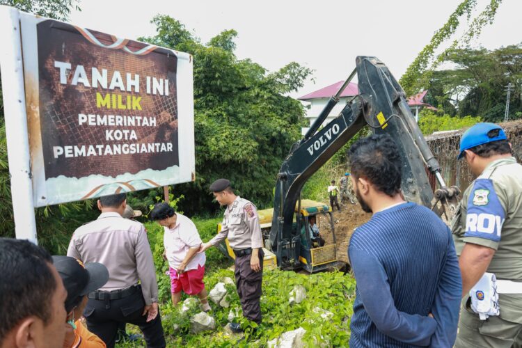 Bongkar Bangunan Liar, Satpol PP Kota Pematangsiantar Meratakan Kuburan Mr X di Jalan Vihara Bongkar Bangunan Liar, Satpol PP Kota Pematangsiantar Meratakan Kuburan Mr X di Jalan Vihara