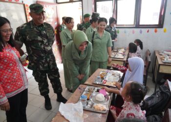 Korem 022/PT Menggelar Makan Sehat Bergizi Bersama 259 Siswa SD Negeri 122345 Pematangsiantar