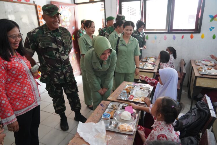 Korem 022/PT Menggelar Makan Sehat Bergizi Bersama 259 Siswa SD Negeri 122345 Pematangsiantar