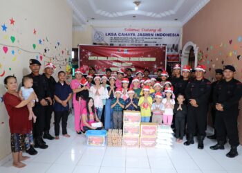 Personel Satuan Brimob Polda Sumut Berbagi Kasih Natal di Panti Asuhan Kota Medan