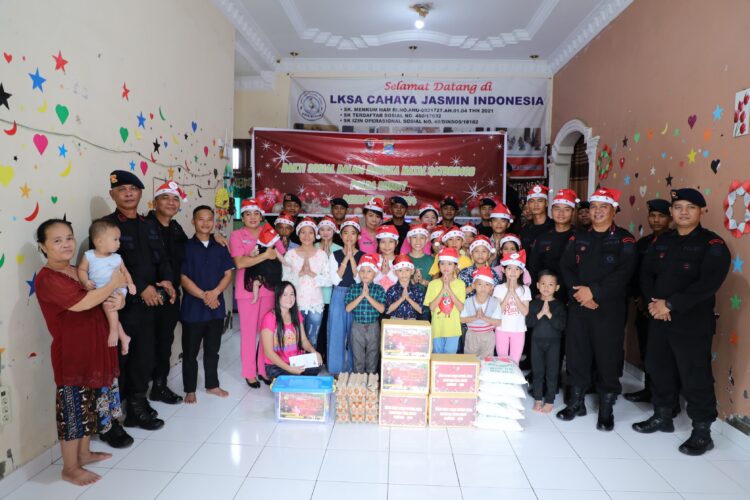 Personel Satuan Brimob Polda Sumut Berbagi Kasih Natal di Panti Asuhan Kota Medan