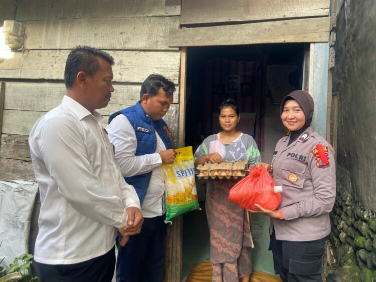 Polres Tapteng Rutin Bagi Bansos Di Jum'at Berkah Polres Tapteng Rutin Bagi Bansos Di Jum'at Berkah