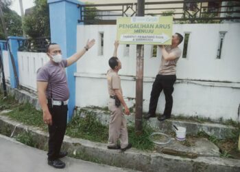 Ops Lilin Toba 2024, Sat Lantas Polres Pematangsiantar Pasang Spanduk Petunjuk Arah Jalan Alternatif
