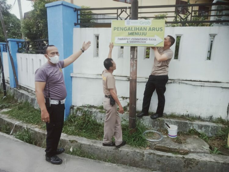 Ops Lilin Toba 2024, Sat Lantas Polres Pematangsiantar Pasang Spanduk Petunjuk Arah Jalan Alternatif