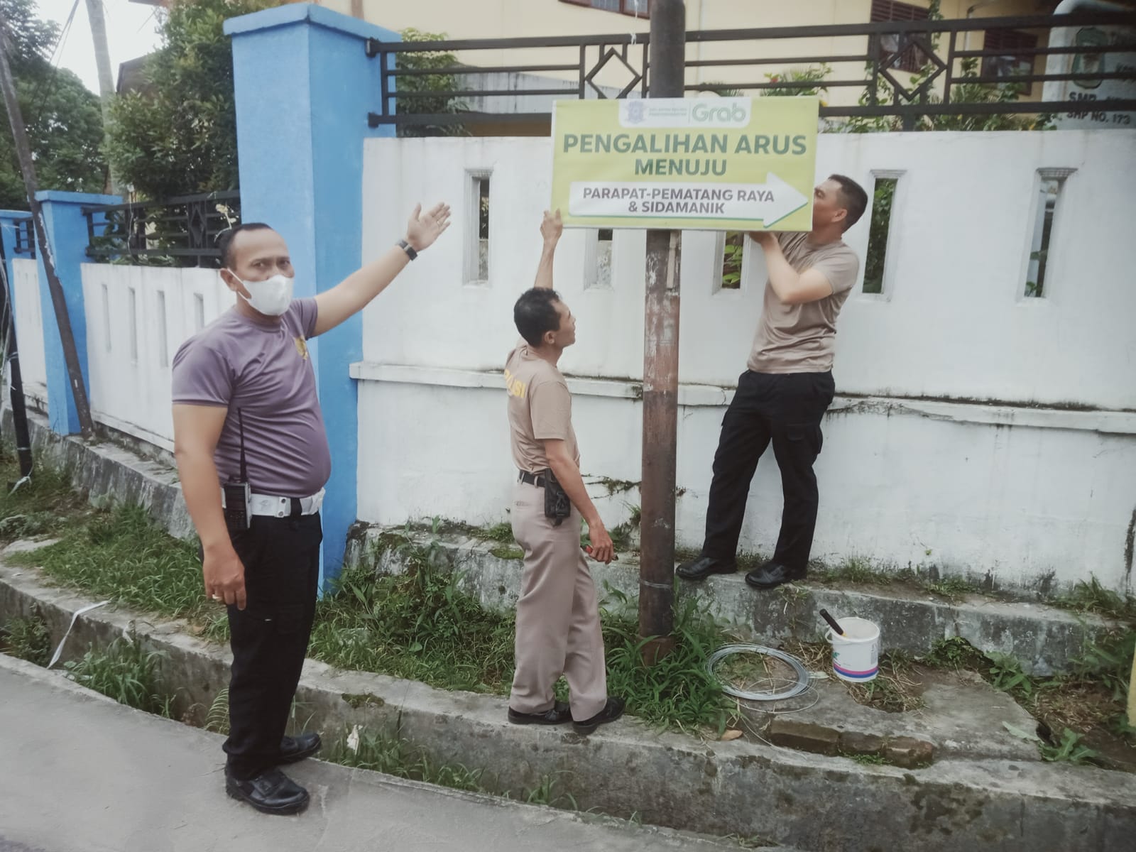 Ops Lilin Toba 2024, Sat Lantas Polres Pematangsiantar Pasang Spanduk Petunjuk Arah Jalan Alternatif
