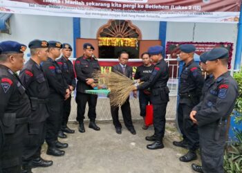 Batalyon B Sat Brimob Polda Sumut Gelar Bhakti Sosial "Minggu Kasih" di Gereja HKI Tanjung Balai
