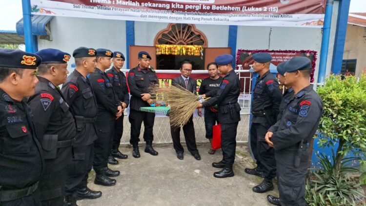 Batalyon B Sat Brimob Polda Sumut Gelar Bhakti Sosial "Minggu Kasih" di Gereja HKI Tanjung Balai