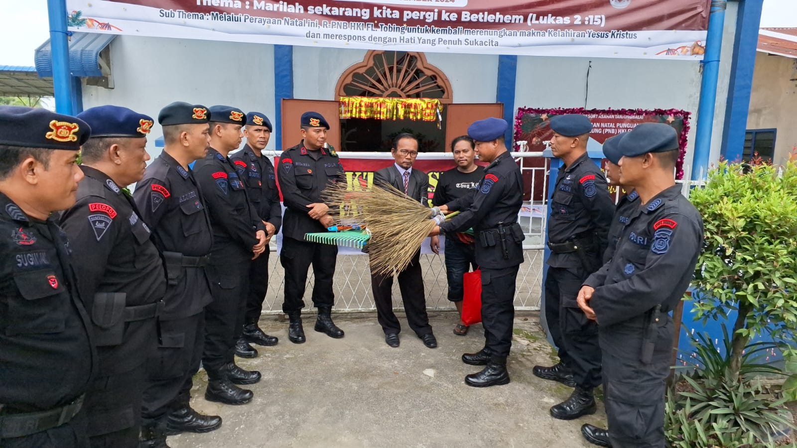 Batalyon B Sat Brimob Polda Sumut Gelar Bhakti Sosial "Minggu Kasih" di Gereja HKI Tanjung Balai Batalyon B Sat Brimob Polda Sumut Gelar Bhakti Sosial "Minggu Kasih" di Gereja HKI Tanjung Balai