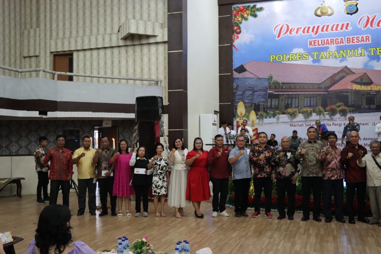 Keluarga Besar Polres Tapteng Rayakan Natal 2024 dengan Penuh Hikmat dan Sukacita Dan Berikan Tali Kasih
