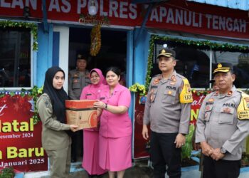 Kapolres Tapteng Bagikan Bingkisan Natal Kepada Anggota Di Pos Pam Nataru