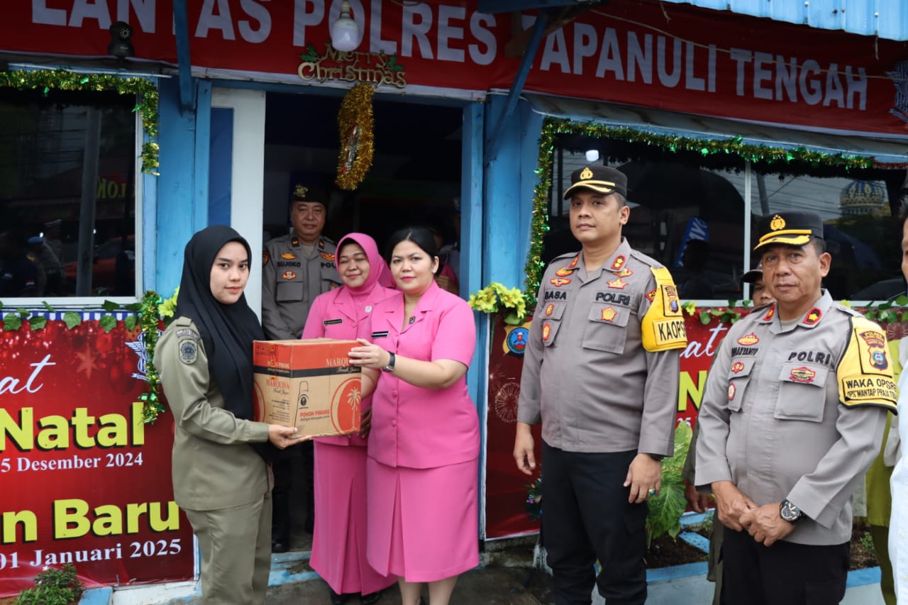 Kapolres Tapteng Bagikan Bingkisan Natal Kepada Anggota Di Pos Pam Nataru