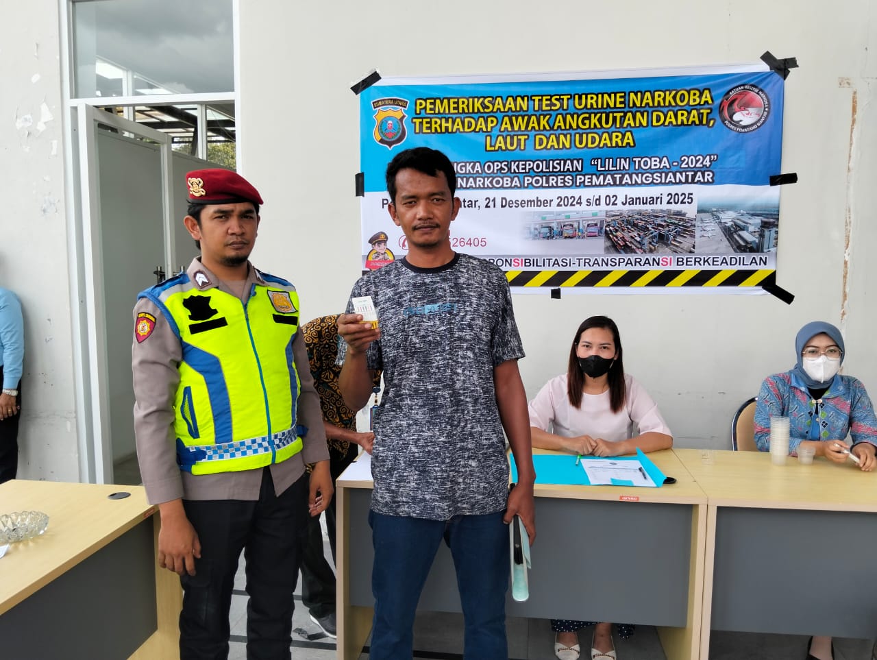 Polres Pematangsiantar Test Urine Awak Angkutan Darat, Pastikan Pemudik Sampai Dengan Selamat Polres Pematangsiantar Test Urine Awak Angkutan Darat, Pastikan Pemudik Sampai Dengan Selamat