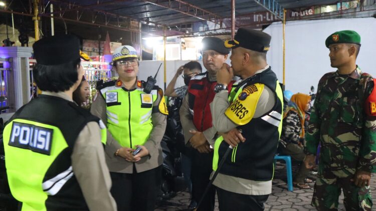 Kapolres Pematangsiantar Pimpin Patrol Skala Besar, Pastikan Ibadah Malam Perayaan Natal 2024 Berjalan Aman 