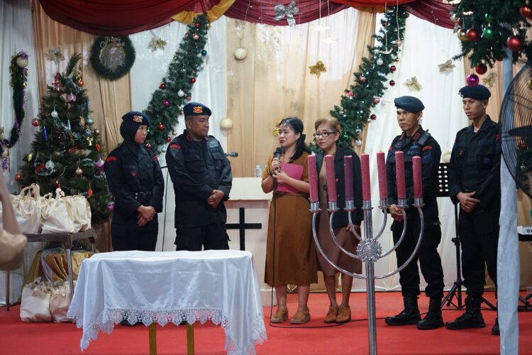 Kehadiran Brimob Polda Sumut Menambah Suka Cita Perayaan Natal di Kota Medan 