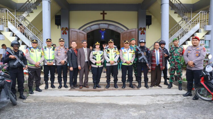 Kapolres Pematangsiantar Pimpin Patroli Skala Besar dan Monitoring Ibadah Puncak Perayaan Natal 2024