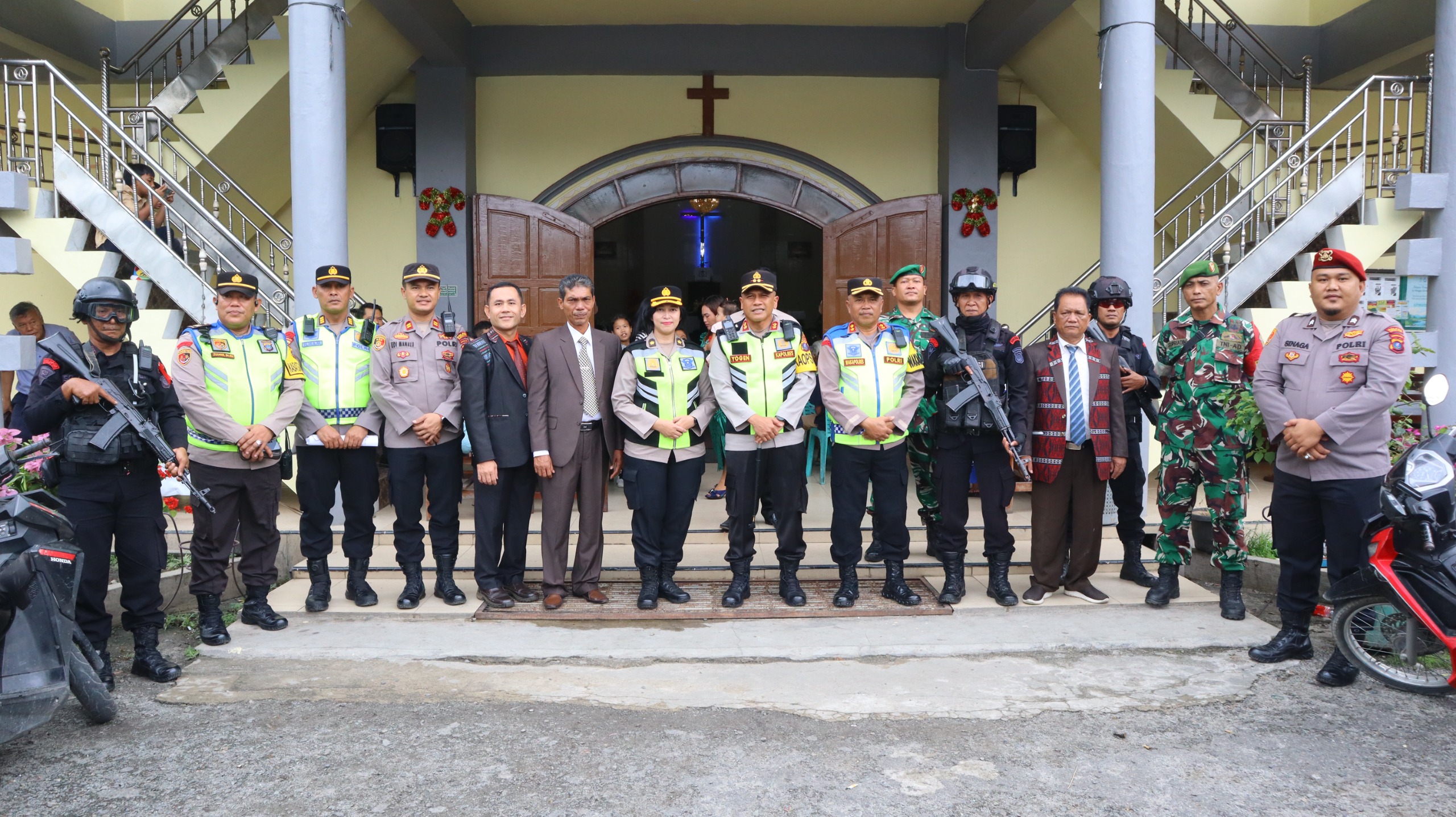 Kapolres Pematangsiantar Pimpin Patroli Skala Besar dan Monitoring Ibadah Puncak Perayaan Natal 2024 Kapolres Pematangsiantar Pimpin Patroli Skala Besar dan Monitoring Ibadah Puncak Perayaan Natal 2024
