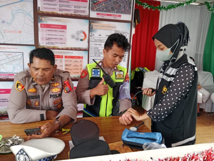 Dokkes Polres Pematangsiantar Rutin Cek Kesehatan Personil Pos Pam dan Pos Yan Dokkes Polres Pematangsiantar Rutin Cek Kesehatan Personil Pos Pam dan Pos Yan