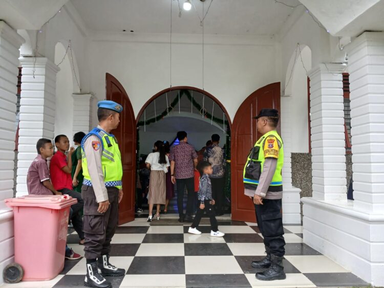 Perayaan Natal Tahun 2024, Personil Polres Pematangsiantar Lakukan Pengamanan di Setiap Gereja