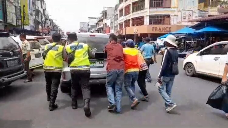 Tim Penggal Jalan Pospam III Sutomo Respon Cepat Dorong Mobil Pemudik yang Mogok