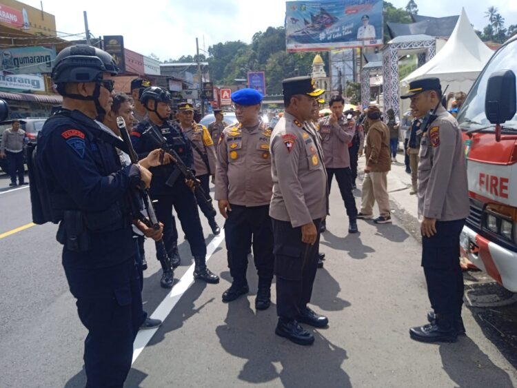 Patroli Personil Kompi 2 Batalyon B Satbrimob Polda Sumut Subsatgas PRC Parapat-Samosir Dalam Rangka Operasi Lilin Toba 2024