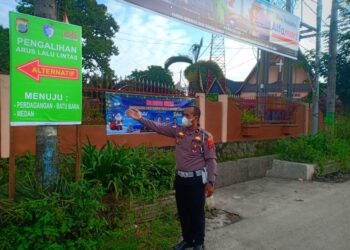 Ops Lilin Toba 2024, Sat Lantas Polres Pematangsiantar Pasang Spanduk Imbauan dan Pengalihan Arus 