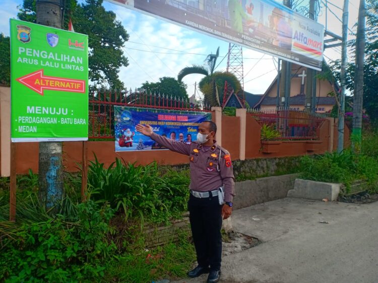 Ops Lilin Toba 2024, Sat Lantas Polres Pematangsiantar Pasang Spanduk Imbauan dan Pengalihan Arus 