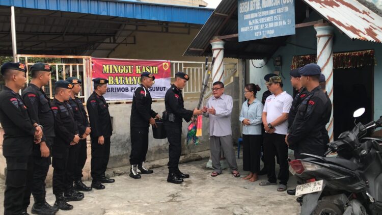 Personel Brimob Polda Sumut Wujudkan Semangat Berbagi di Hari Minggu Melalui Bakti Sosial di GBI