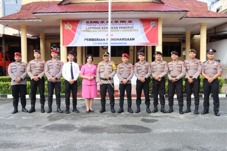 41 Personil Terima Penghargaan Dari Kapolres Pematangsiantar dalam Keberhasilan Melaksanakan Tugas 41 Personil Terima Penghargaan Dari Kapolres Pematangsiantar dalam Keberhasilan Melaksanakan Tugas