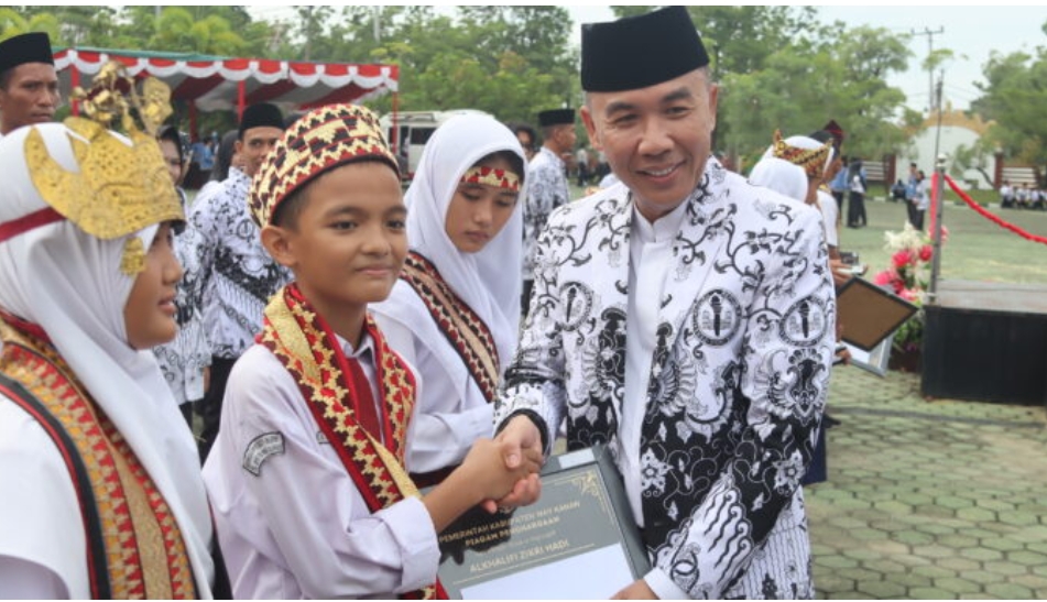 Bupati Adipati Serahkan Berbagai Apresiasi Dalam Peringatan Hari Guru Nasional dan HUT PGRI Ke-79 Tahun 2024