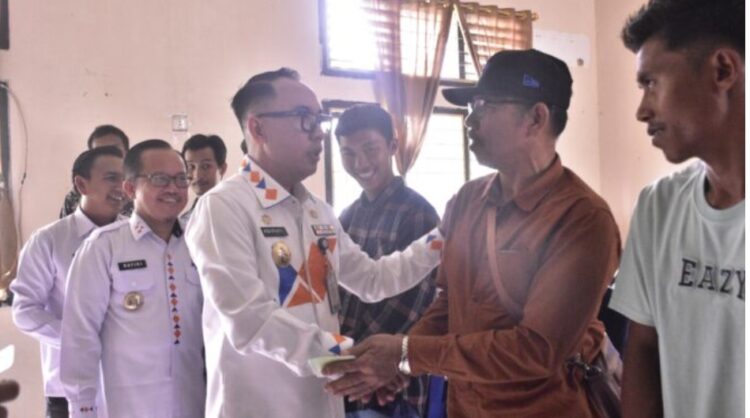 Bupati Adipati Serahkan Ribuan Kartu BPJS Ketenagakerjaan Kepada Para Pertani Di Kabupaten Way Kanan