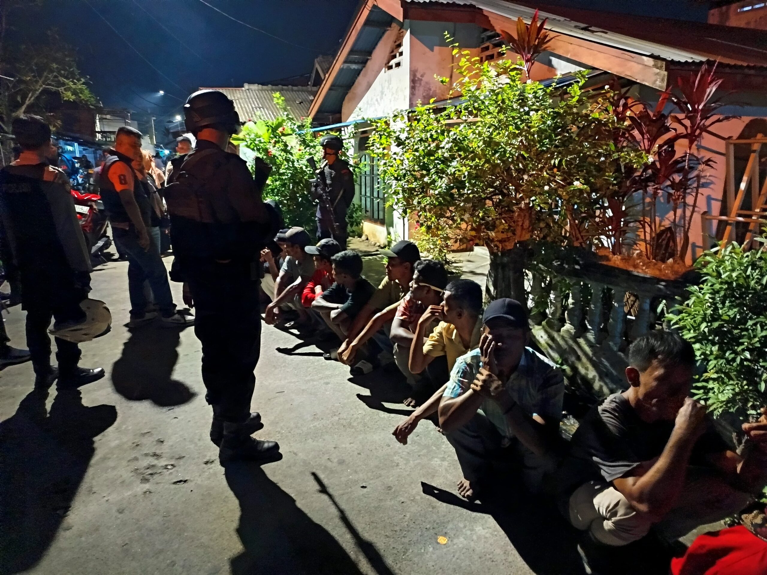 Personel Brimob Polda Sumut dan Polres Pelabuhan Belawan Amankan 14 Pelaku Judi di Medan Personel Brimob Polda Sumut dan Polres Pelabuhan Belawan Amankan 14 Pelaku Judi di Medan